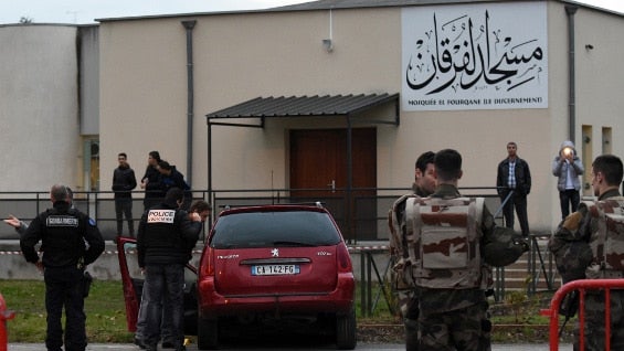 El conductor del vehículo resultó herido por los disparos de los militares. Foto: AFP.