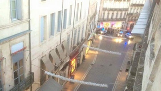 Un hombre armado tomó dos rehenes en una joyería en Francia. Foto: @florentderue