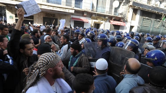 Miles de personas se pronunciaron en varios países musulmanes este viernes tras publicarse última caricatura de Mahoma en Charlie Hebdo. Foto: AFP.