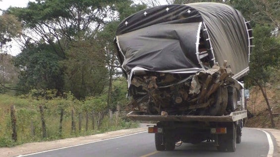 La cabina del camión quedó destruida.