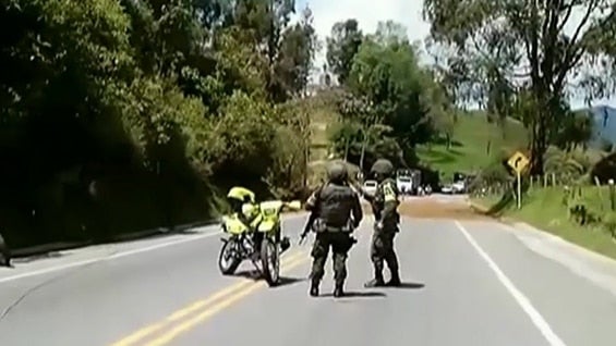 Las imágenes muestran el pánico que vivieron algunos policías.
