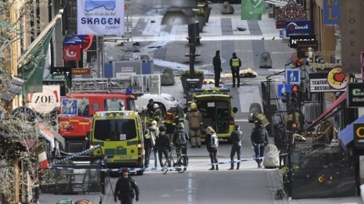Miembros de las policía evacuan la zona del atentado en el centro de Estocolmo. Foto: EFE.