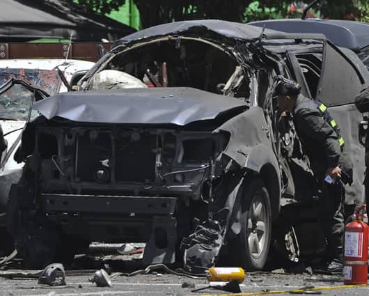 Así quedó el carro del exministro Londoño tras el ataque. Foto: AFP.