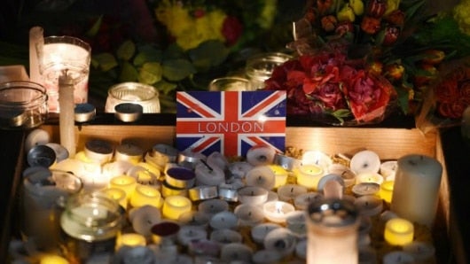 Vigilia en la céntrica plaza de Trafalgar, en Londres. Foto: EFE.