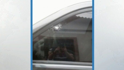 El vehículo recibió varios impactos.