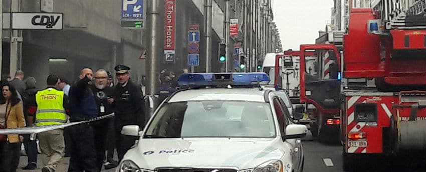 Servicios de emergencia acuden a la estación de metro de Malbeek en Bruselas (Bélgica) donde produjo una de las tres explosiones que sacudieron a Bruselas en la mañana de este martes. Foto Agencia AFP