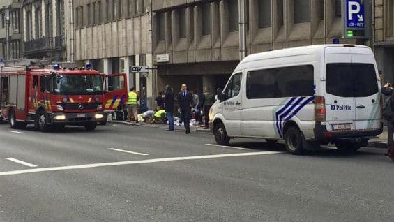 Servicios de emergencia atienden a los heridos en la estación de metro de Malbeek en Bruselas (Bélgica). Foto Agencia EFE