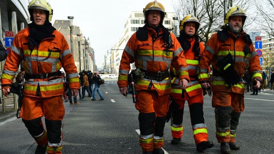 Bomberos de Bruselas atienden la emergencia ocasionada por un triple atentado terrorista en la capital belga. Foto Agencia AFP