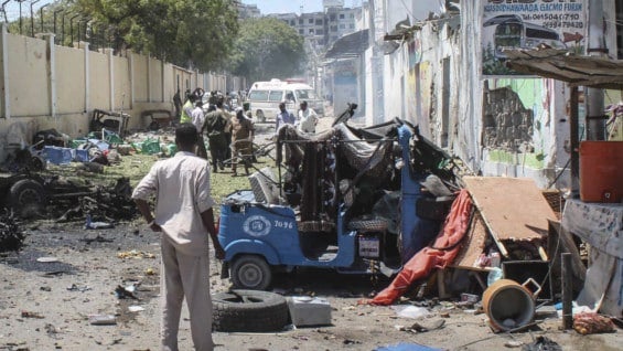 El vehículo podría haber sido atacado por una bomba casera situado al borde de la carretera. Foto: EFE