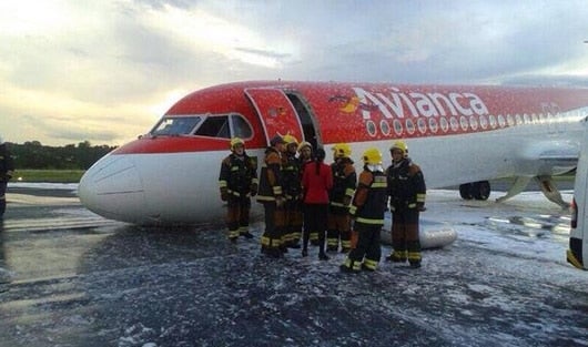 Los equipos de rescate estaban preparados para el aterrizaje. Foto: @TrafficAirColom.