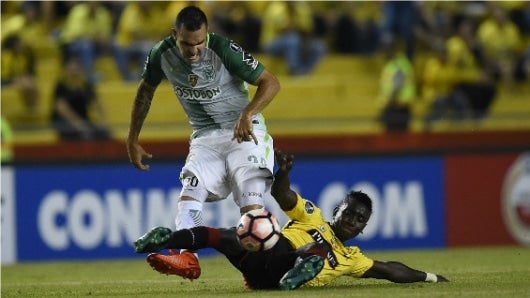 Alejandro Bernal (Atl. Nacional) disputa el balón contra Dario Aimar (Barcelona Ec). Foto: AFP.