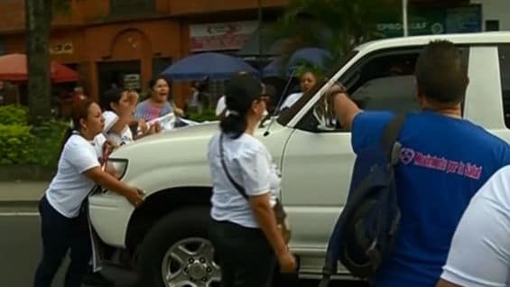 Un conductor embistió a las madres que protestaban.