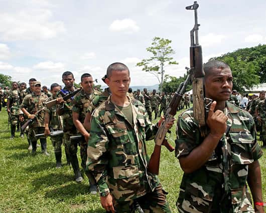 Grupo de paramilitares que se desmovilizó durante el gobierno de Álvaro Uribe Vélez. Foto: AFP.