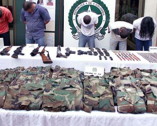Los capturados harían parte de un ‘plan pistola’ contra la Policía. Foto: AFP.