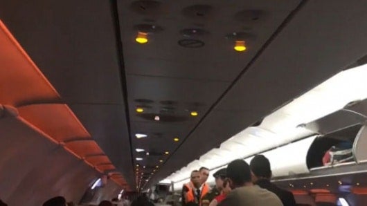 Las autoridades inspeccionaron el avión.