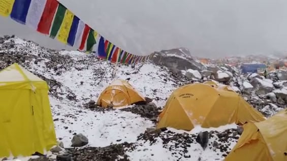 Según la información oficial, la avalancha arrasó un punto de descanso de montañeros y guías.