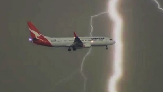 Así quedó registrado el instante en que un rayo pasó a pocos metros de la aeronave.