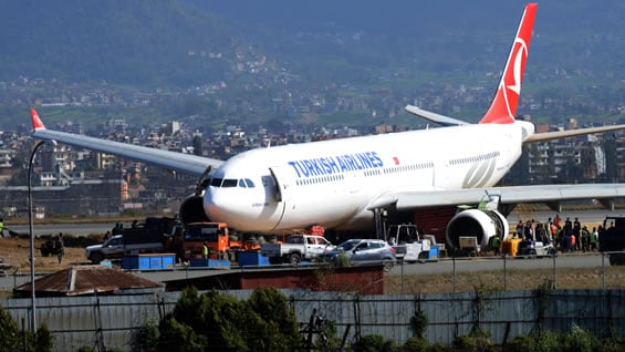 Los pasajeros abandonaron el avión por los toboganes del lado izquierdo. Foto: AFP.