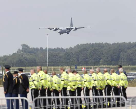 Hércules C-130 con los cuerpos restantes. Foto: EFE