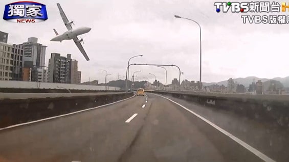 Un minuto antes de estrellarse el avión se registraron cinco alertas automáticas. Foto AFP