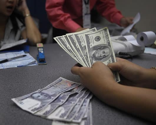 Las autoridades han incautado 2.800 millones de pesos en divisas extranjeras. AFP.