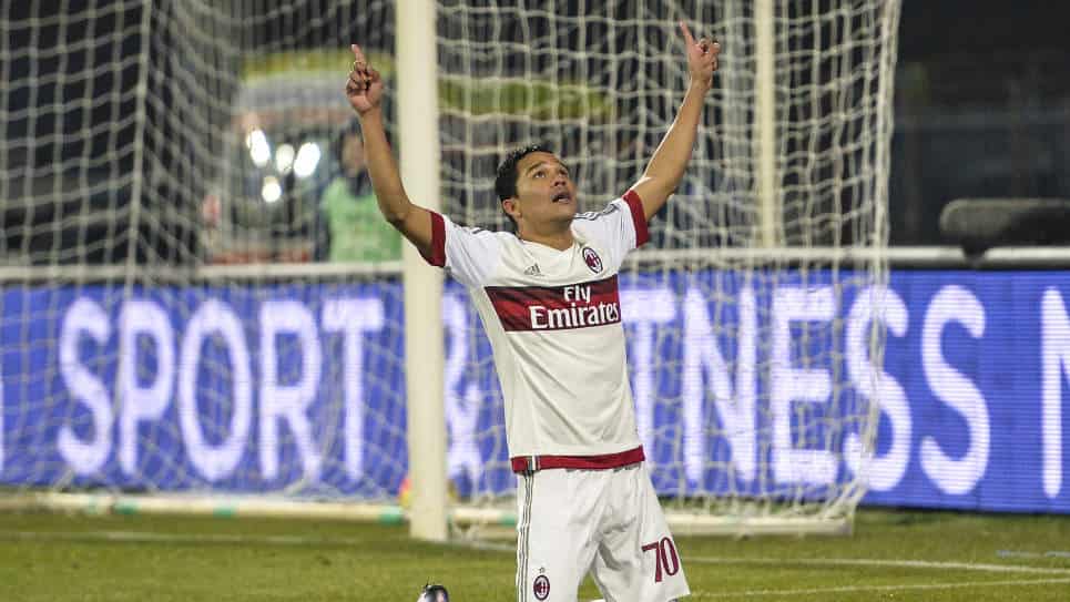 El colombiano Carlos Bacca celebra el gol anotado. Foto: AFP.
