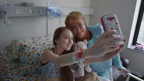 Bachelet estuvo este sábado más de una hora con Valentina Maureira. Foto: EFE