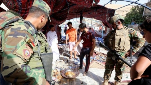 Soldados iraquíes inspeccionan los daños ocasionados por el ataque suicida. AFP