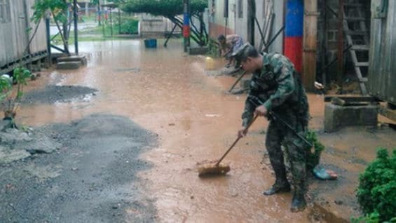 Uniformado de la Armada ayuda a los afectados. Foto: Armada
