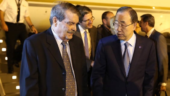 El secretario general de Naciones Unidas, Ban Ki-Moon, junto al vicecanciller cubano, Abelardo Moreno. Foto: EFE.