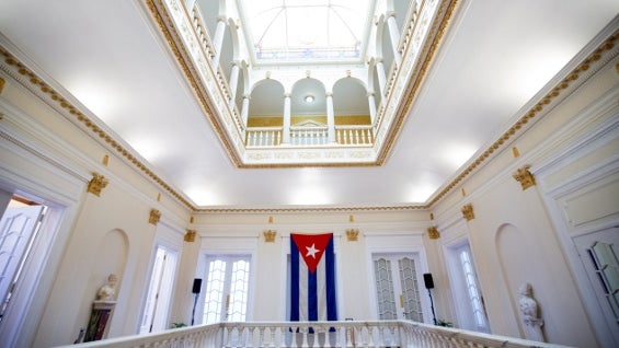 La bandera cubana es expuesta en este sitio por primera vez desde 1961. Foto. AFP