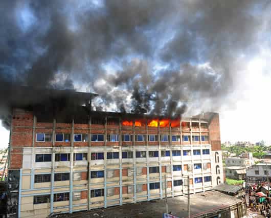 El incendio se originó en la primera planta y se propagó a los cuatro pisos del inmueble. Foto: AFP.