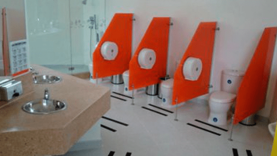 Los baños en el Jardín Infantil Ata de Lourdes. Foto. @petrogustavo