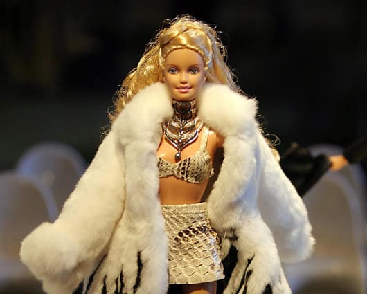 La Barbie se ha hecho famosa caracterizando varios roles de la mujer en la sociedad. Foto: AFP