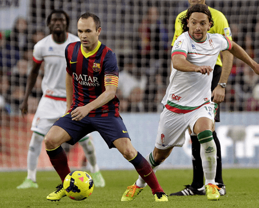 Iniesta asumió con naturalidad el reto de echarse el equipo a la espalda. Foto: EFE