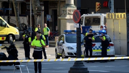 La Policía trata de detener al sospechoso. Foto: Josep Lagos/AFP