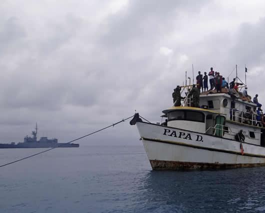 Una embarcación nicaragüense fue retirada por la Armada Nacional del territorio en disputa. Foto: AFP.