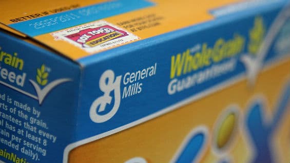 La empresa dejará el anuncio en productos con menos de 0,9% de OGM. Foto: AFP