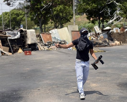 En diferentes puntos del país hay barricadas que impiden la movilidad de los ciudadanos. Foto: AFP