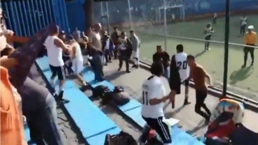 Partido infantil termina en batalla campal