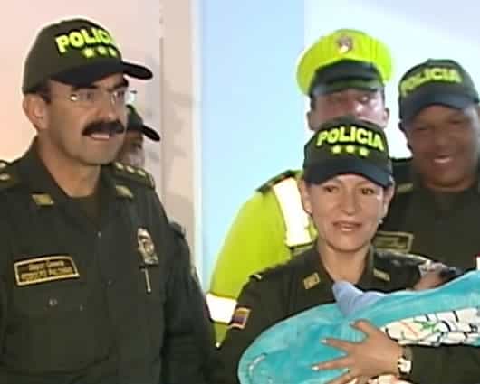 El menor fue entregado a su madre por el general Rodolfo Palomino. Foto: Noticias RCN