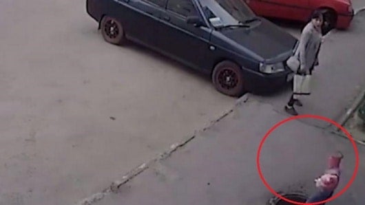 FOTO: Bebe cae en una alcantarilla por accidente