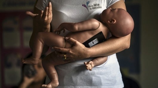 Foto: Los robots bebés que se usan en una clase de educación sexual en una escuela del municipio de Caldas, Antioquia. AFP.