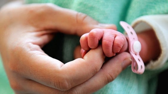 El bebé se encuentra ahora a disposición del Bienestar Familiar. Foto: AFP