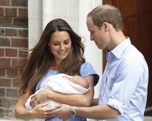 Los duques de Cambridge, Guillermo y Catalina, con su bebé a la salida del hospital. Foto: EFE