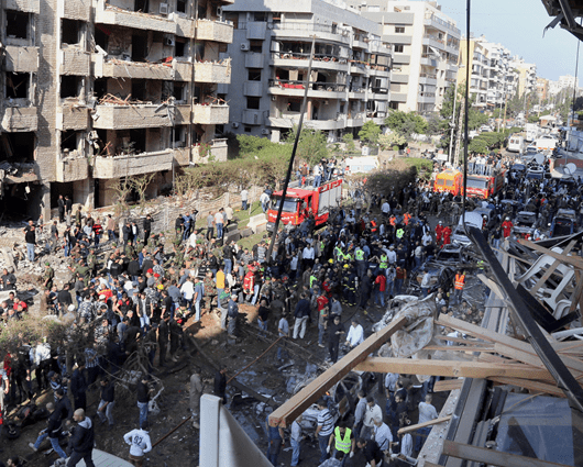 Las autoridades continúan buscando sobrevivientes en las edificaciones cercanas. Foto: AFP.