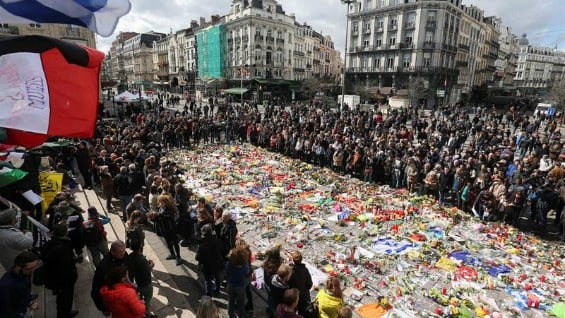 La gente se reunió para recordar a las víctimas de los ataques terroristas del 22 de marzo, en la Plaza de la Bolsa de Bruselas. Foto: EFE.