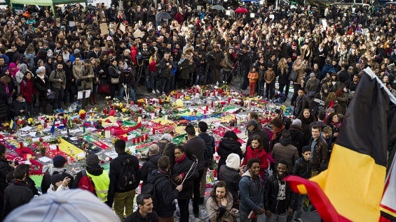 Cientos de personas se siguen congregando en lugares emblemáticos para rendirle homenaje a las víctimas de los atentados. Foto: EFE.