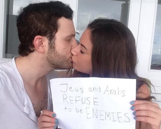 La foto incentivó a otras parejas de diferentes comunidades a publicar sus imágenes. Foto: ‏@SulomeAnderson