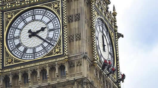 Varios hombres limpian el Big Ben en Londres, en Reino Unido. Foto: EFE.